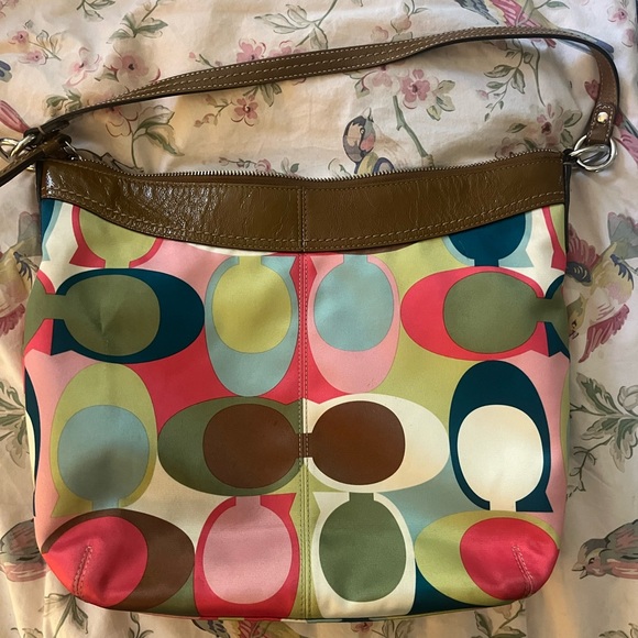 VINTAGE | Coach Scarf Print Monogram Fabric and Patent Leather Hobo Bag!! - Picture 4 of 13